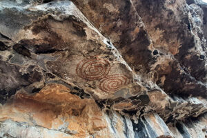 Pikturimet shkëmbore te Guva e Mrrizit (Unike në Kosovë) 3