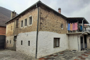 Shtëpi guri e familjes Hoxha 2